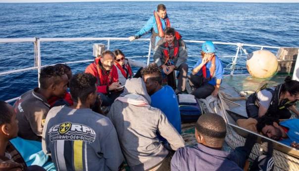 Italija prebacila migrante pozitivne na Covid-19 u vojne bolnice