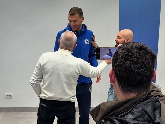 Italijani okupirali Džeku nakon press konferencije u Sarajevu, svi žele fotografiju