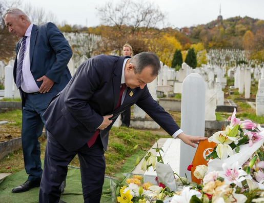 Ivica Dačić posjetio grob Halida Bešlića, posvetio mu objavu