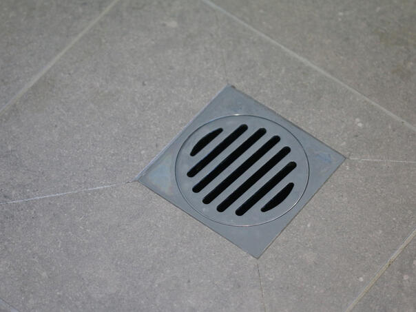 Iz odvoda se širi neugodan miris čim padne kiša? Ubacite ovu sitnicu i riješite problem