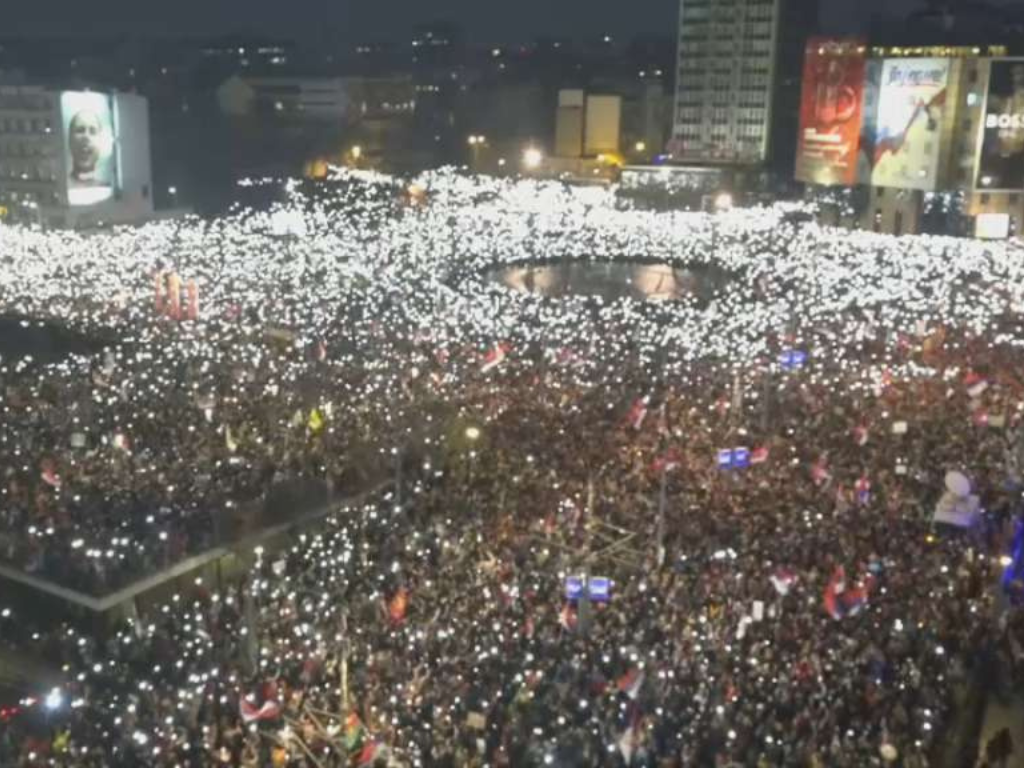 Iz Pionirskog parka bačene boce i kamenice, studenti redari skinuli prsluke