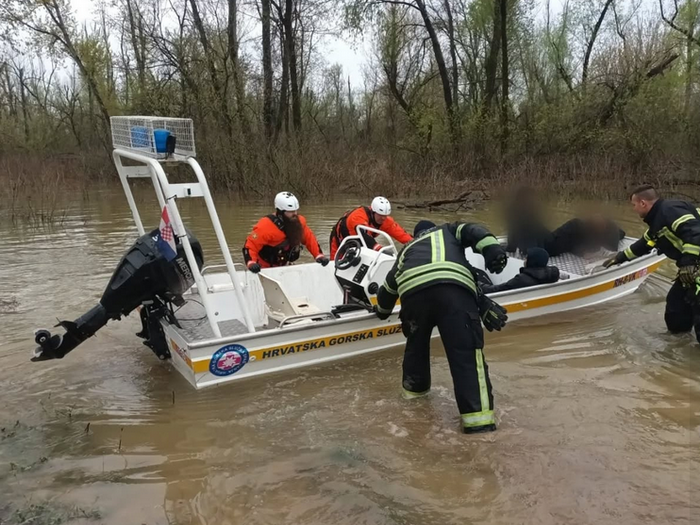 Iz Save spašeno 30 osoba, zasad nema informacija o mrtvim osobama