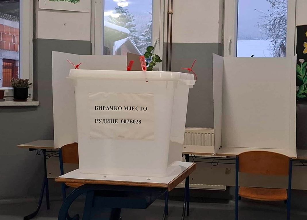 Izbori u RS: Neka biračka mjesta bez struje, problem i sa internetom