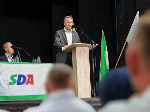 Izetbegović: Ljiljane nam neće zabraniti, moramo biti jaki da se zlo više nikad ne ponovi