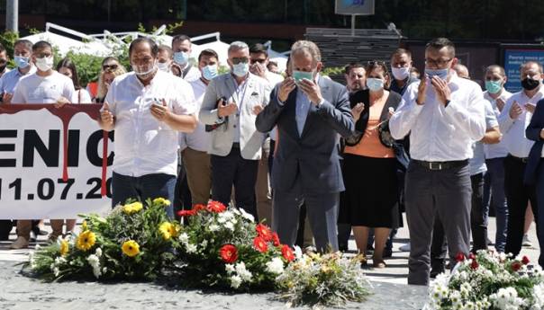 Izetbegović sa mladim SDA u 'Šetnji za Srebrenicu'