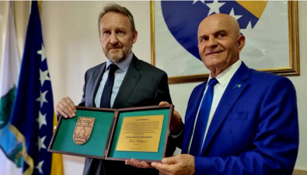 Izetbegoviću uručena plaketa: 'Počasni građanin općine Kalesija'