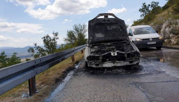 Izgorio automobil koji se zapalio u vožnji