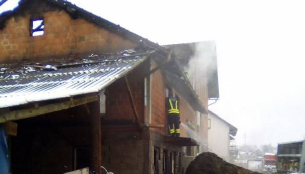 Izgorjela štala i krov kuće u Banjaluci, spašene krave, ovce i svinje