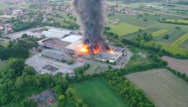Izgorjele hale i skladišta u vlasništvu Bobar banke u stečaju