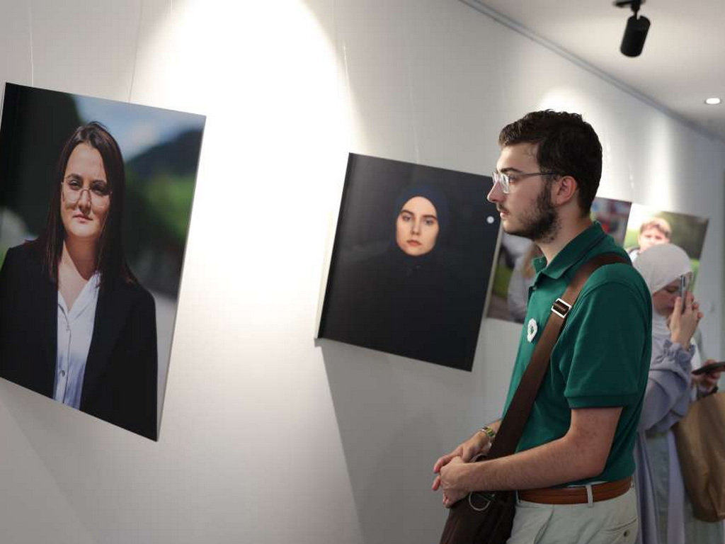 Izložba "Rođeni poslije…" mladog fotografa iz Srebrenice Ahmedina Đozića otvorena u Europe House