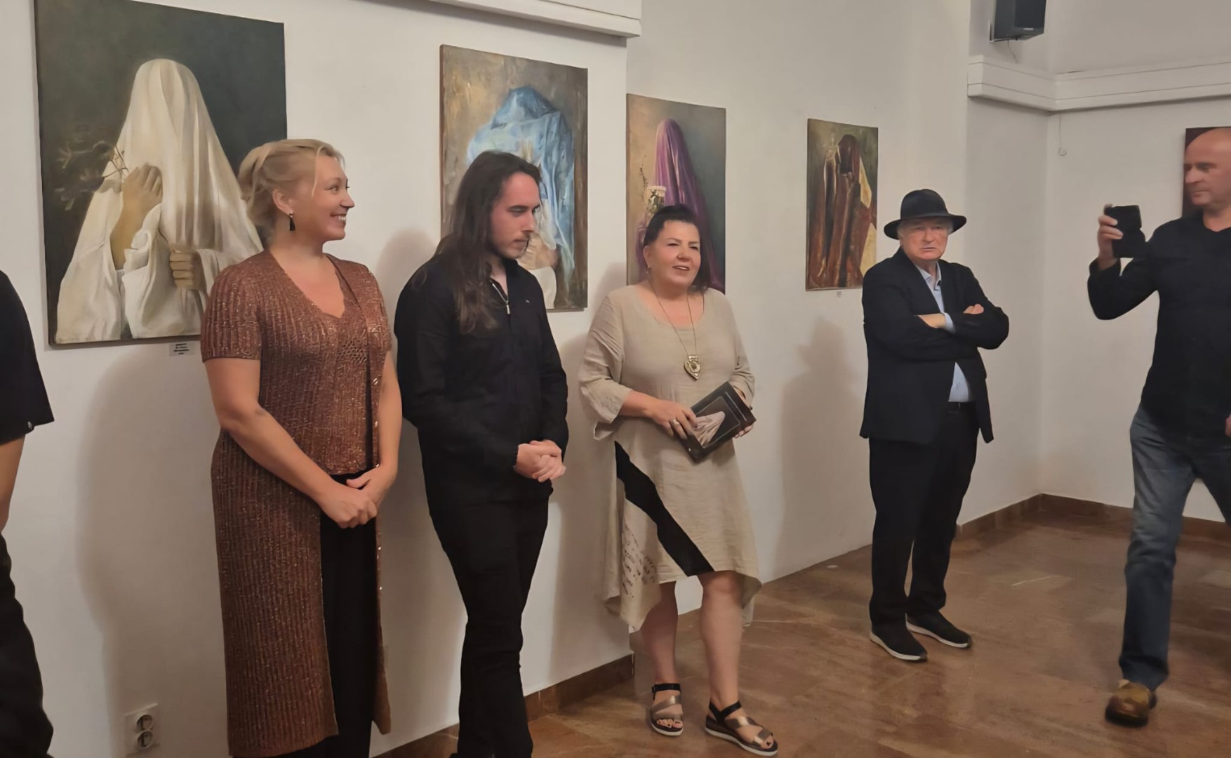 Izložba "Veo tajni" - anonimne figure i tišina glasnija od riječi