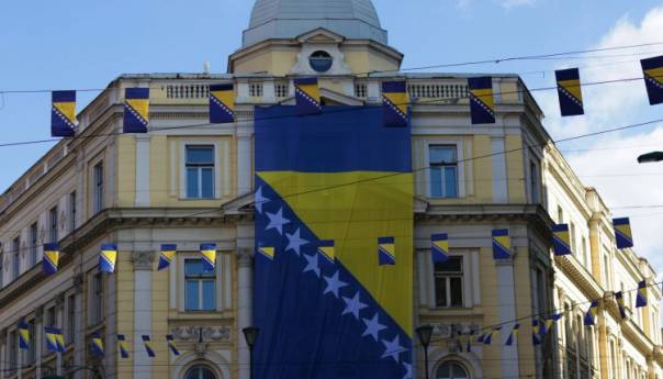 Iznad Vječne vatre postavljena velika zastava uoči Dana nezavisnosti BiH