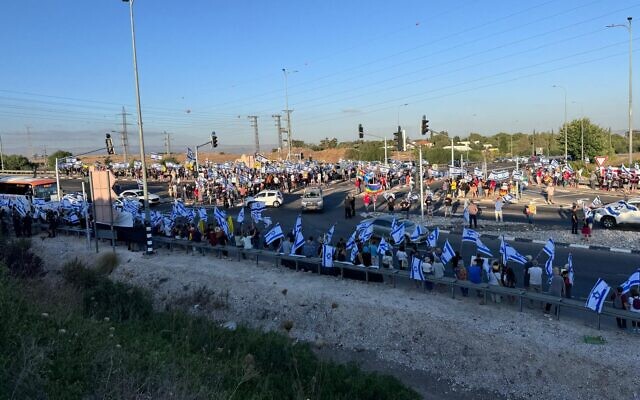 Izraelci blokirali ceste i palili gume: Protest simbolično započeo u 6:29 sati
