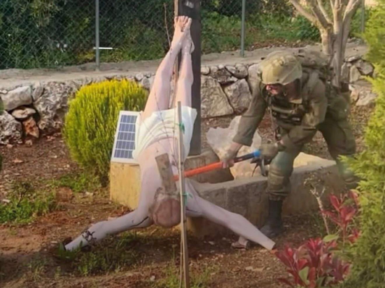 Izraelski vojnik maljem udario u kip Isusa u južnom Libanu