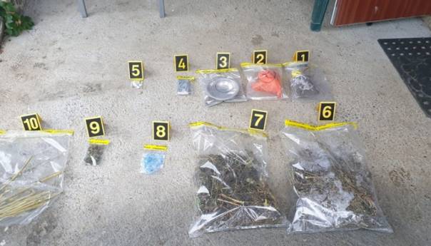 Izvršenim pretresom u Tešnju pronađeno oko 1,5 kg opojne droge