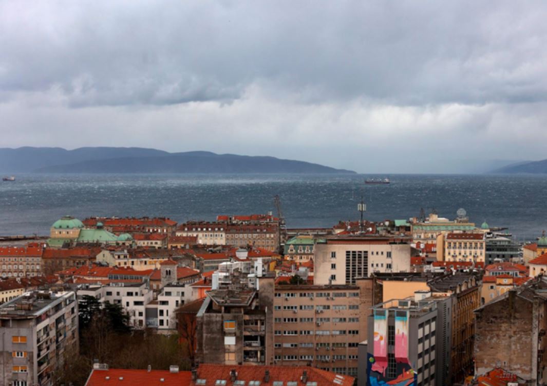 Jaka bura u Rijeci, vjetar otpuhao kontejnere u more