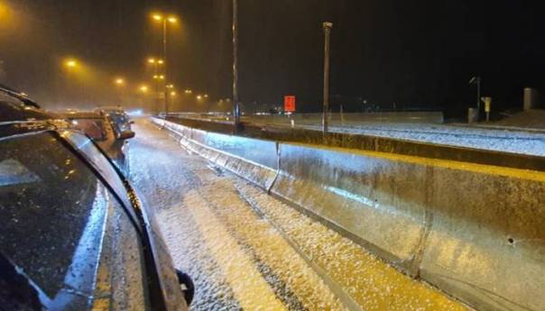 Jako nevrijeme u Dalmaciji, led zabijelio ceste oko Splita