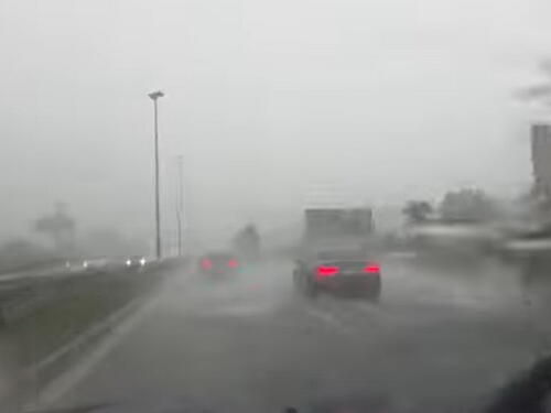 Jako nevrijeme u Splitu: Ceste pod vodom, munje i odroni