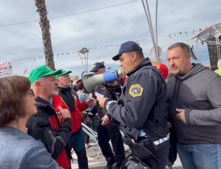 Janšin govor prekidali demonstranti, intervenisala policija