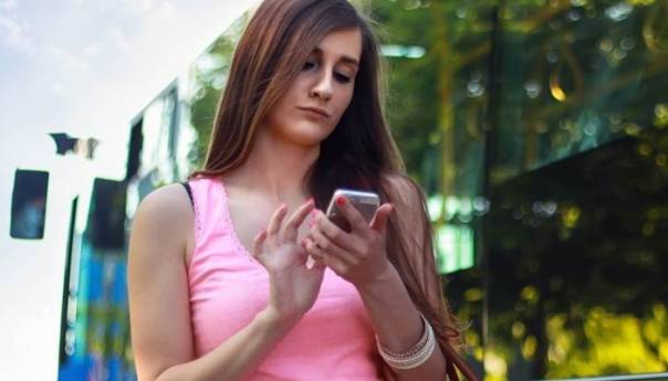 Japanci prvi u svijetu zabranili istovremeno hodanje i gledanje u mobitel