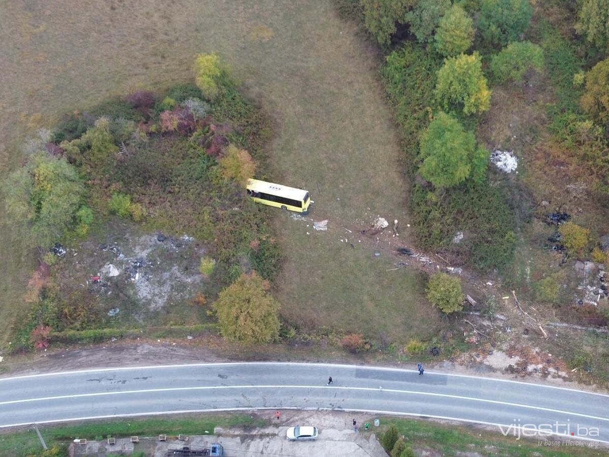 Foto: Jedanaest povrijeđenih nakon slijetanja autobusa s ceste kod Tuzle