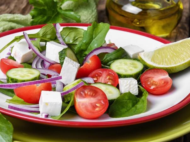 Jedete krastavac i paradajz zajedno u salati? Evo šta može da se desi organizmu