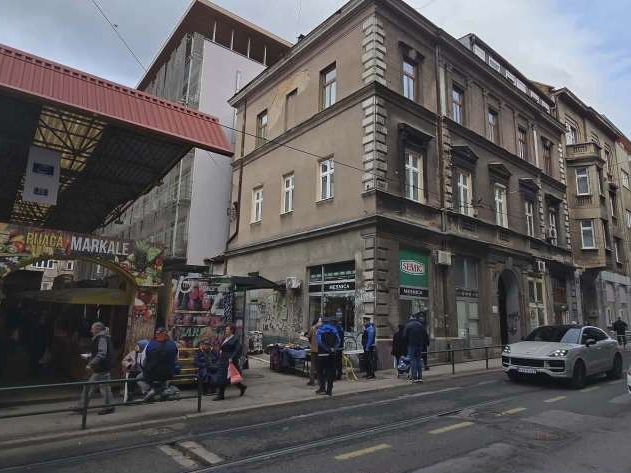 Jedna osoba povrijeđena u obrušavanju fasade na zgradi kod pijace Markale