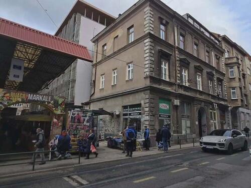 Jedna osoba povrijeđena u obrušavanju fasade na zgradi kod pijace Markale