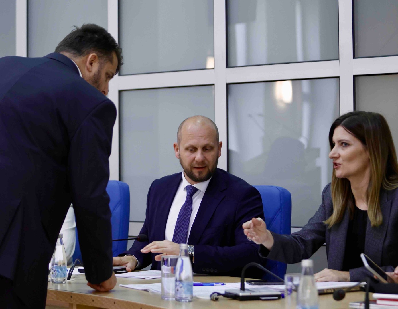 Jednoglasno prihvaćena ostavka premijera Uka