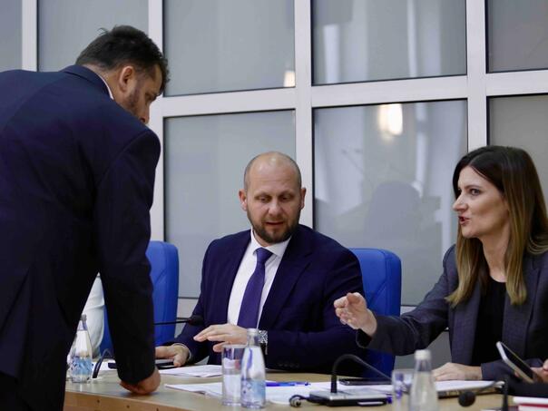 Jednoglasno prihvaćena ostavka premijera KS Nihada Uka