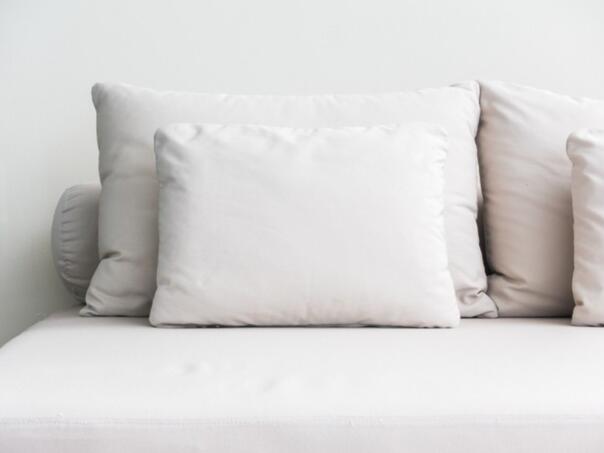 Jednostavan trik koji vraća svježinu vašim jastucima