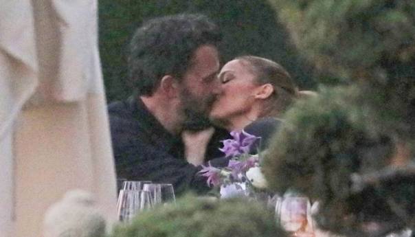 Jennifer Lopez i i Ben Affleck razmjenjivali nježnosti u restoranu