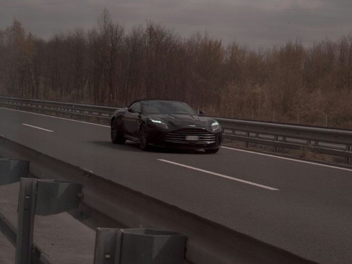 Jurio 203 km/h na autoputu: Vozač Aston Martina kažnjen sa 1.200 eura