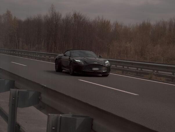 Jurio 203 km/h na autoputu: Vozač Aston Martina kažnjen sa 1.200 eura