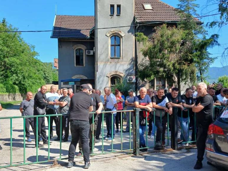 Kakanjski rudari dobili plaću i vratili se na posao, protest počeo u Brezi i nastavljen u Zenici