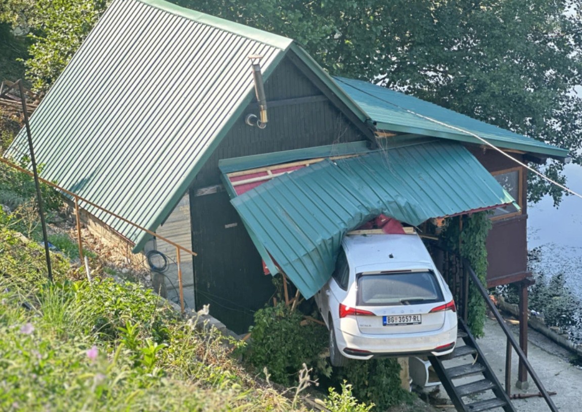 Autom sletio pravo u vikendicu na obali Morave