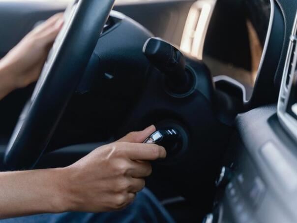 Kako otključati automobil ako je ključ ostao unutra?
