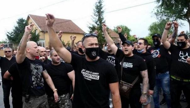 Kako SNS mobiliše ksenofobiju preko ultradesničara i vojske Srbije