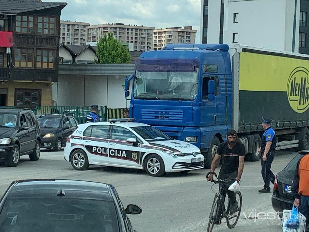 Kamion udario policijski automobil u Sarajevu, saobraćaj otežan