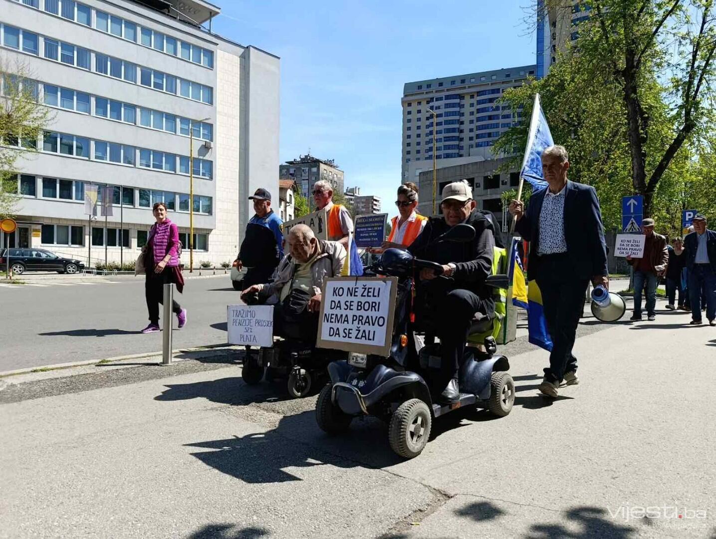"Kao da su nas hipnotisali": Tuzlanski penzioneri oštro protiv pasivnosti i nepravde
