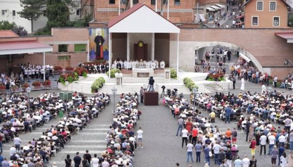 Kardinal Bozanić: Obitelj je podnijela najveći teret prošlih mjeseci