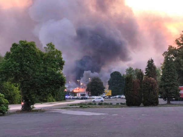 Karlovac: Veliki požar u skladištu fabrike boja i lakova