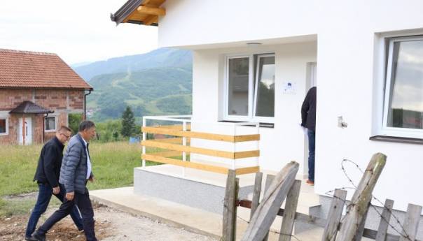 Kasumović uručio ključeve stambenih jedinica porodicama pogođenim poplavama