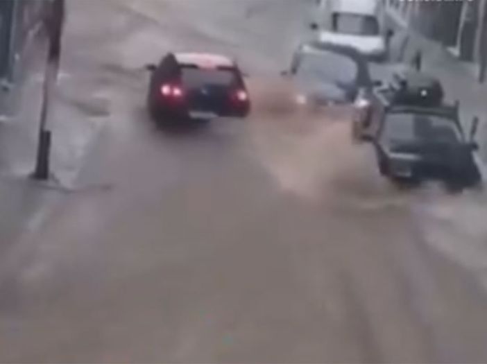 Kataklizma u Grčkoj: Ulice pod vodom, zabilježeno 400 udara groma