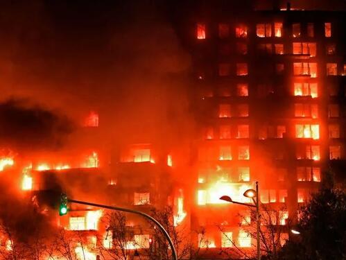 Katastrofalan požar u Valenciji, dvije zgrade potpuno izgorjele