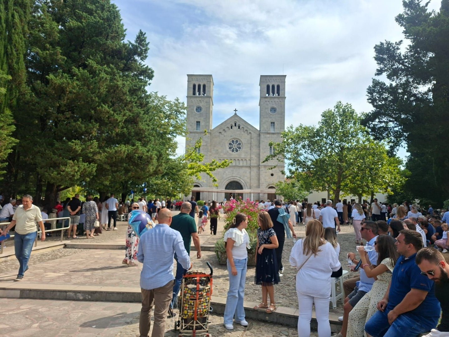 Katolici slave Veliku Gospu: Hiljade vjernika u Širokom Brijegu