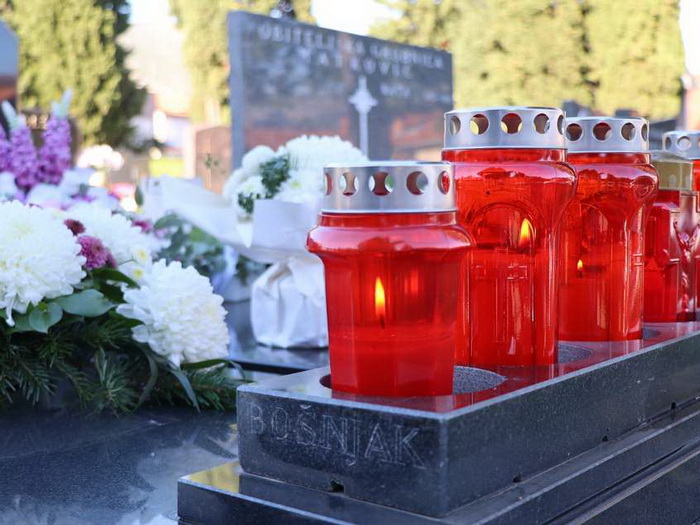 Katolici slave blagdan Svih svetih - dan posvećen svetima i dragim pokojnicima