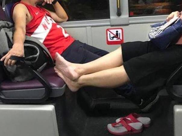 Velike kazne za povraćanje, mokrenje i držanje nogu na sjedištima autobusa