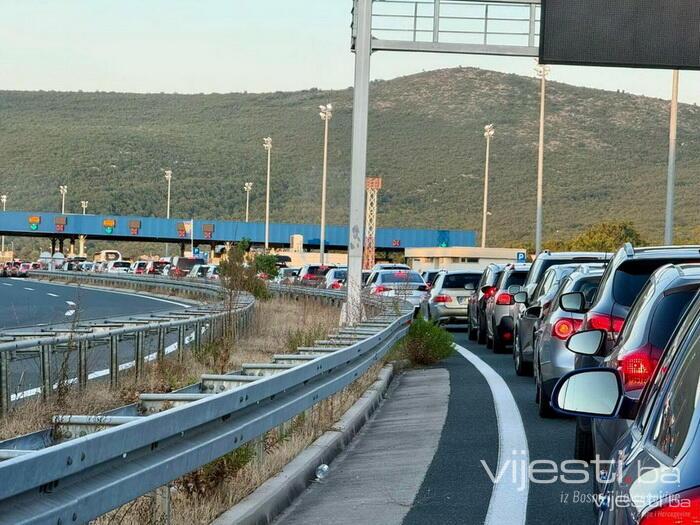 Kilometarske kolone na ulazu i izlazu iz BiH