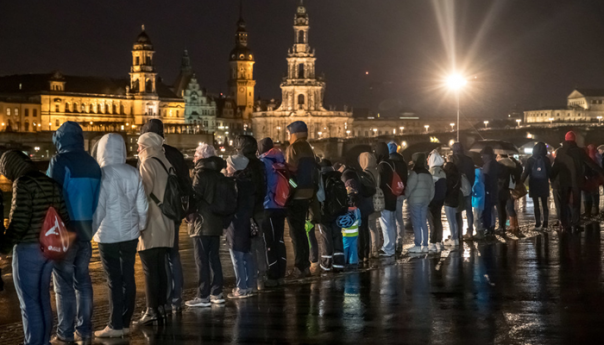 Kilometarski ljudski lanac u Dresdenu formiran s obje strane rijeke Elbe